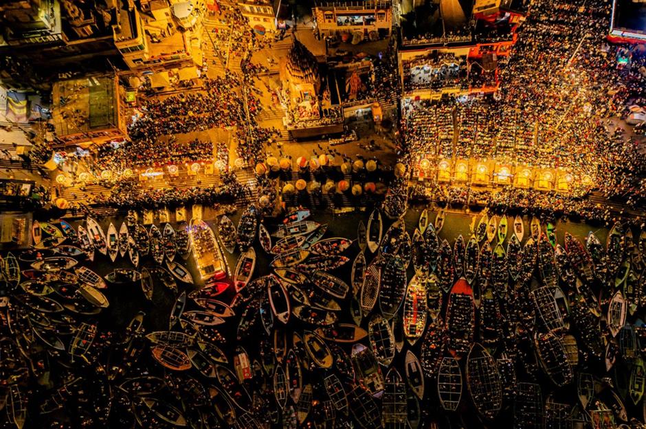 Aarti-Ritual bei Nacht, Varanasi, Indien